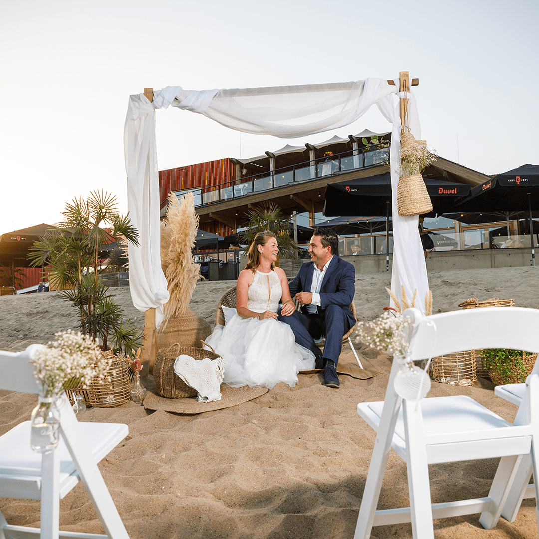 bruiloft stel nijmegen op strand 2.png