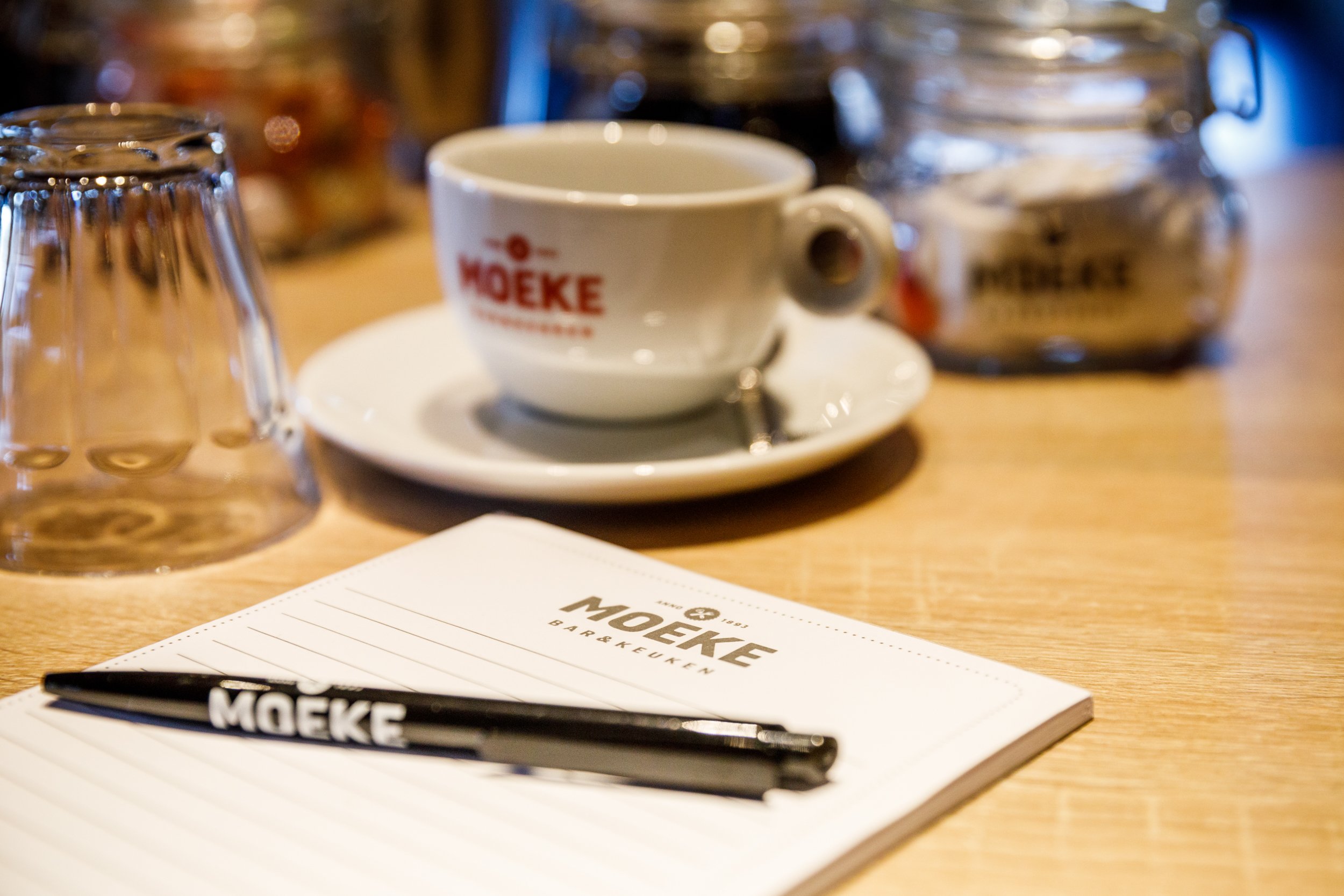 Vergaderen bij Moeke.jpg