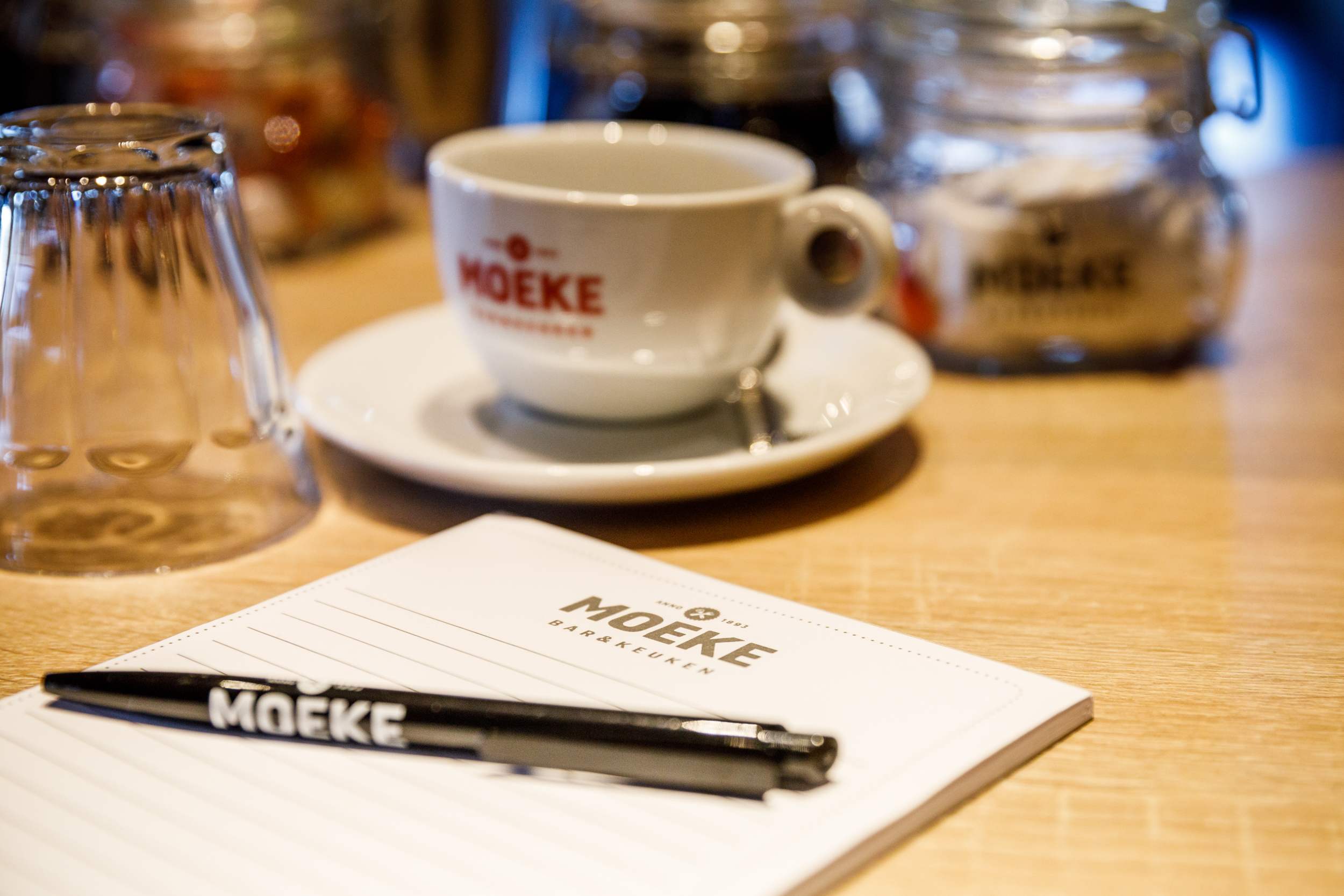 Vergaderen bij Moeke.jpg